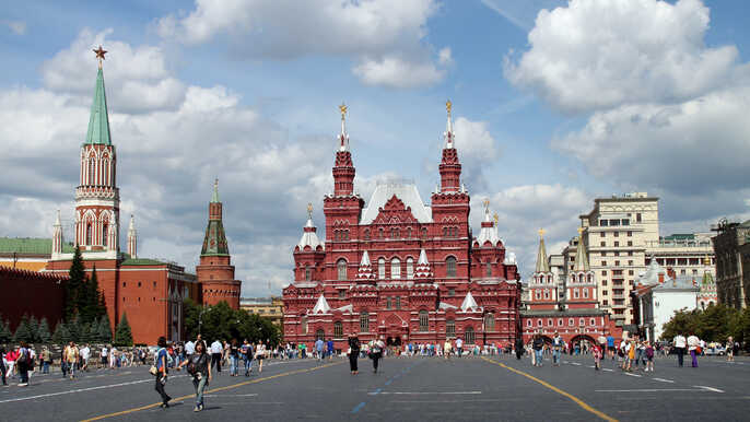 Москвадагы мигранттардын коронавируска каршы эмдөөдөн өтүүсүн жумуш берген адам каржылайт