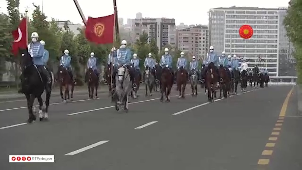 Атчандар кароолунун коштоосу менен... Жапаров менен Эрдогандын Анкарадагы жолугушуусу (видео)