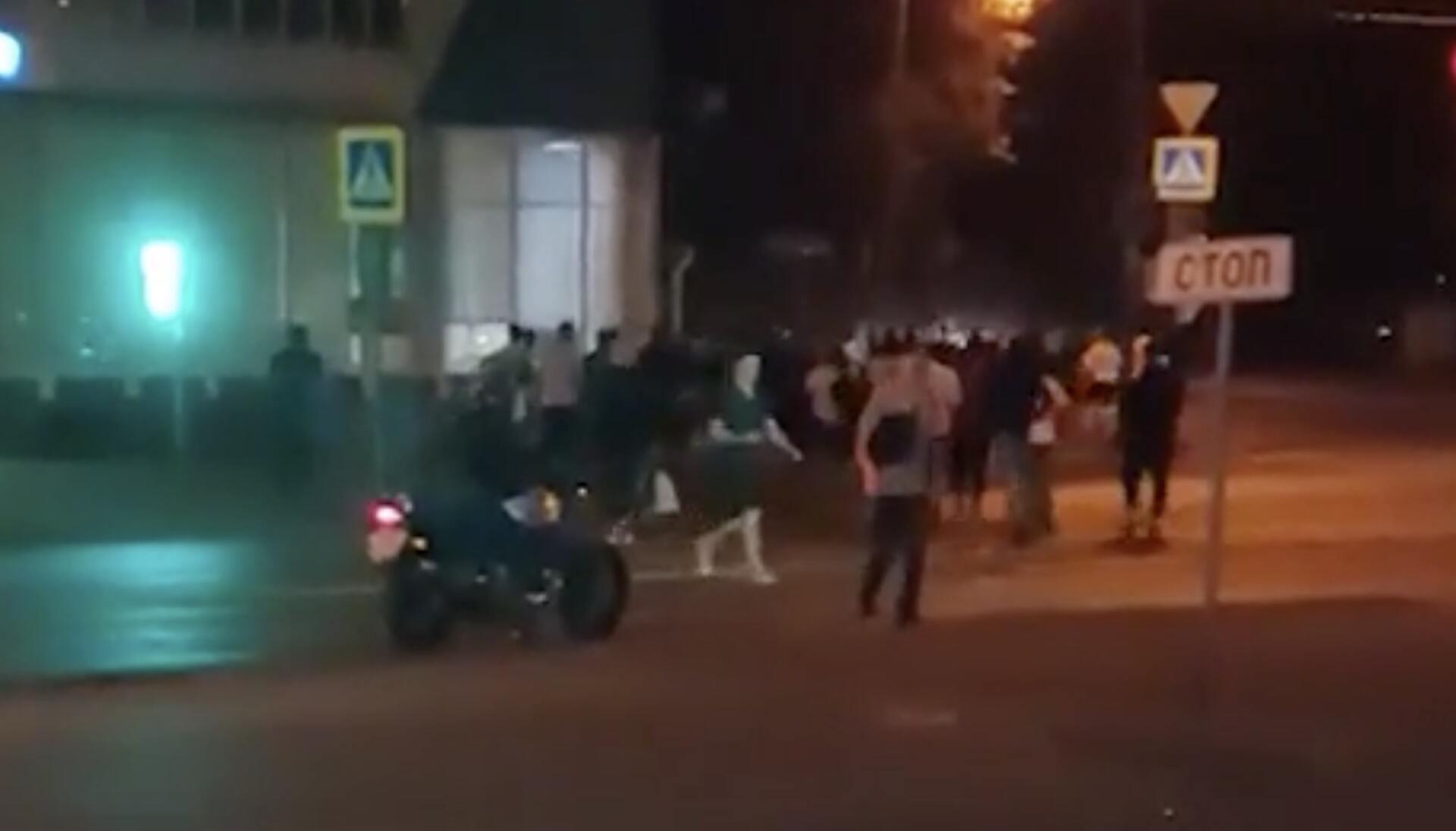 Москвадагы массалык мушташ. Элчиликтин кызматкерлери кармалган жарандар менен жолукту