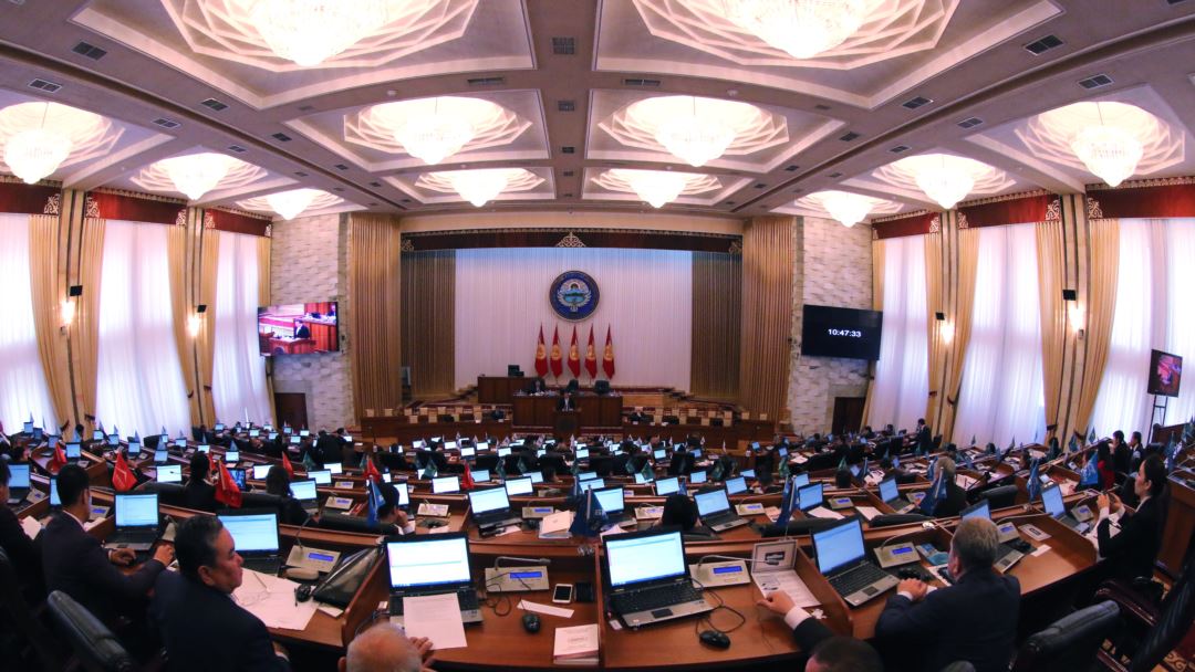 Депутаттар эмгек өргүү үчүн 200-300 миң сом алат делген акча боюнча Жогорку Кеңеш расмий жооп берди