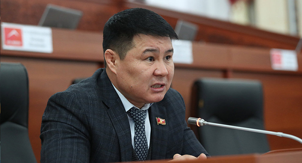 «Юриспруденция» сөзүн айта албай калган Тазабек Икрамов кайрадан талкуу чордонунда (видео)