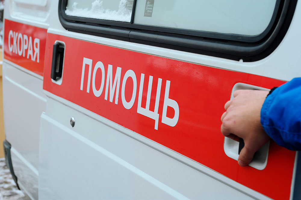 Таласта айдоочу токтоп турган оор жүк ташуучу унааны сүзгөн. Бирөө жеринде, бирөө ооруканага жетпей көз жумду