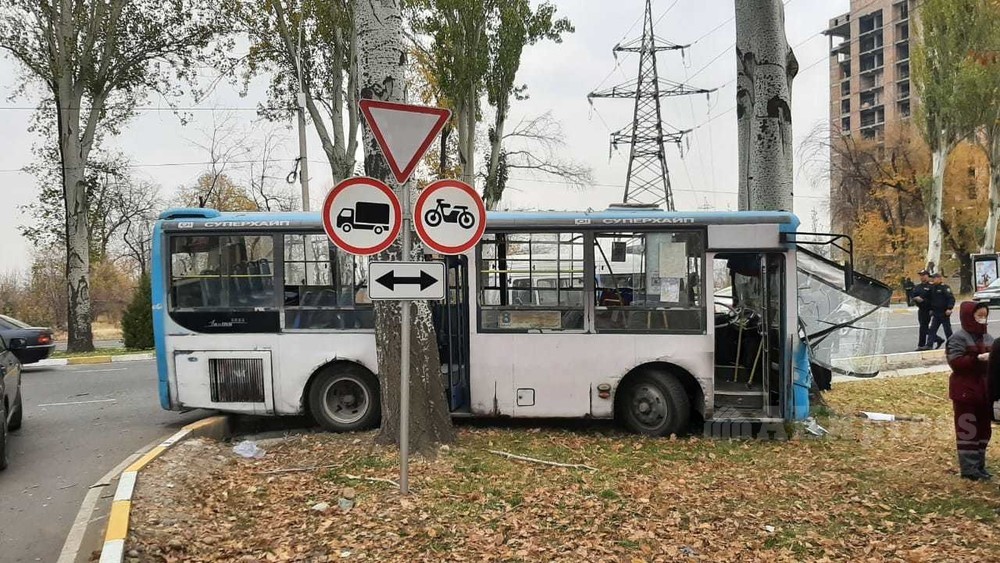 Бишкекте автобустун жол кырсыкка кабылышы. 15 адам ооруканага жаткырылды