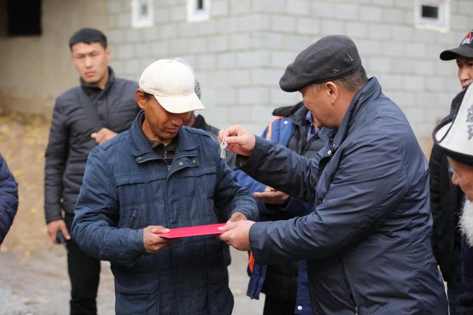 Милиция: "Сузактагы Муратовдордун үй-бүлөсүнө берилген үйгө Ташиевдердин тиешеси жок"