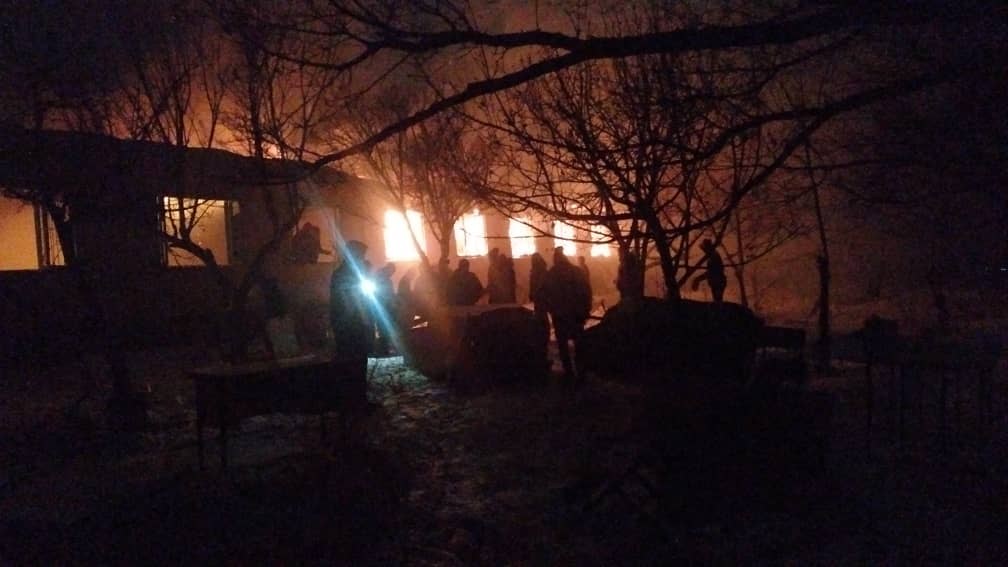 Жалал-Абаддагы мектепте түн ичинде чыккан өрт таңга маал өчүрүлдү (сүрөт)