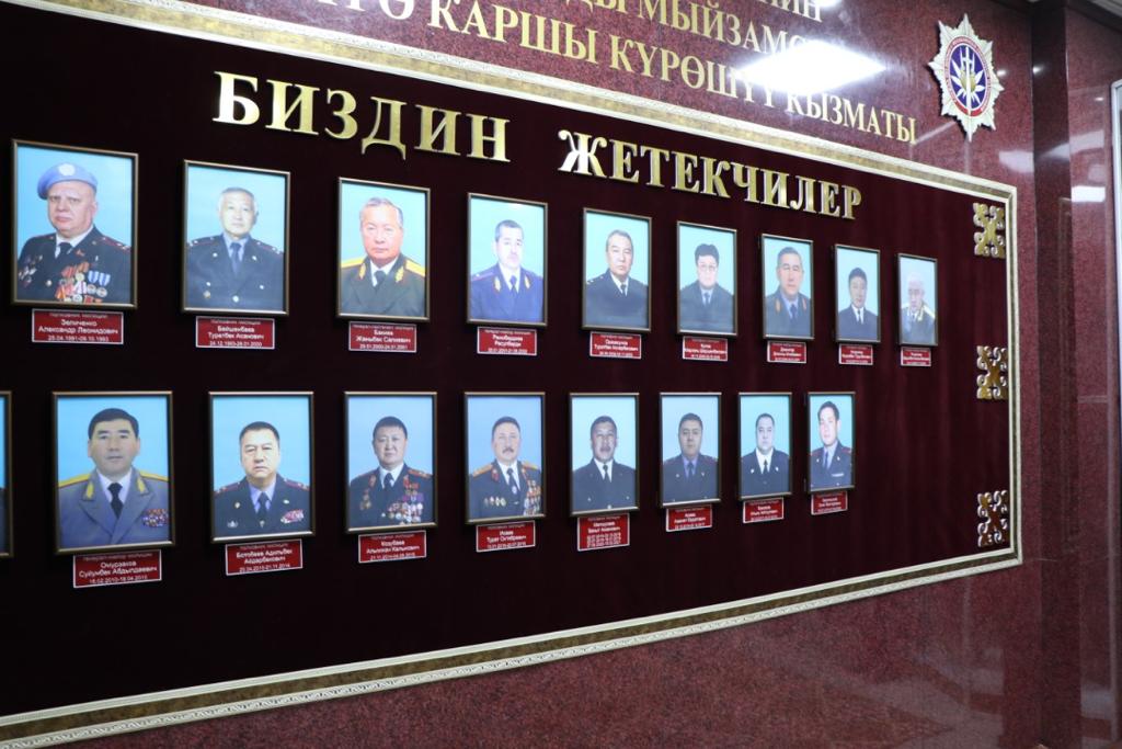 ИИМдин имаратындагы тактага өмүр бою сыртынан кесилген Жаныш Бакиевдин сүрөтү илинди