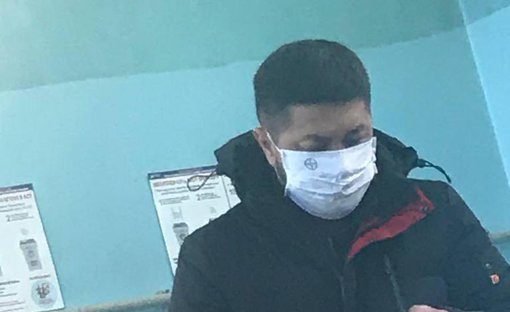 Бишкектеги шайлоо тилкелеринин бирине бет кабына белги басылган адамдар келишти (сүрөт)