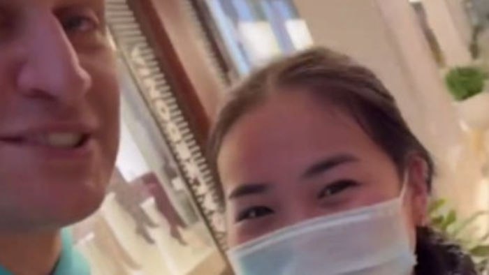 Орусиялык блогер кыргызстандык кызга Дубайга жолдомо белек кылды