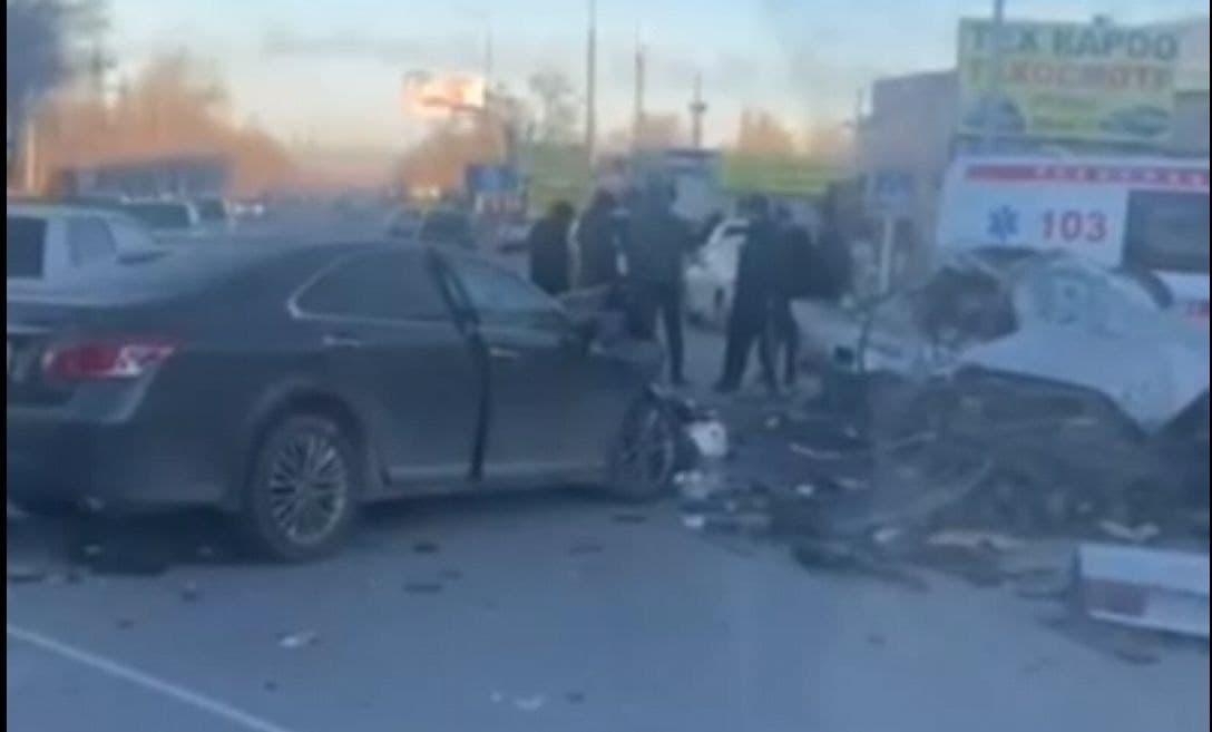 Бишкекте 3 унаа сүзүштү. Жабыркагандар бар (видео)