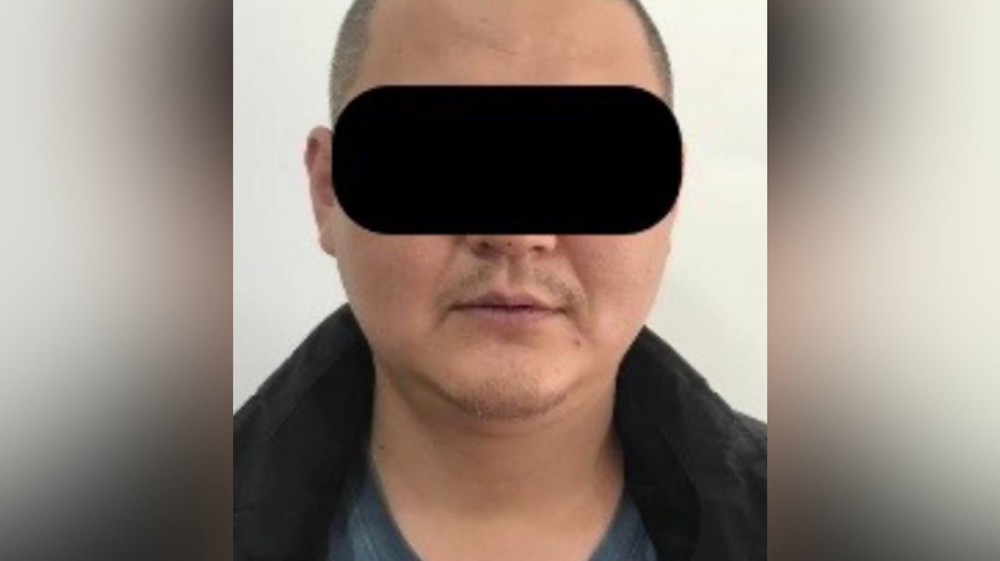 Бишкектин тургунунун үйүнөн тапанча жана гранатага окшош зат табылды