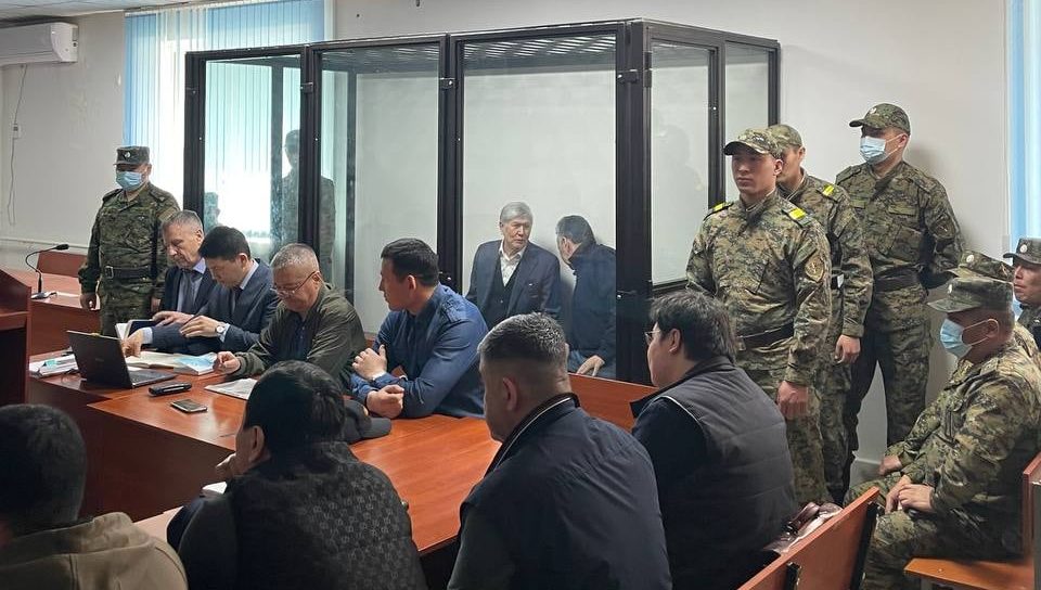 "Атамбаев бир кубарып, бир кызарып жатты" дейт жактоочусу. Экс-президентти 47-колонияга Тез жардам менен алып кетишти
