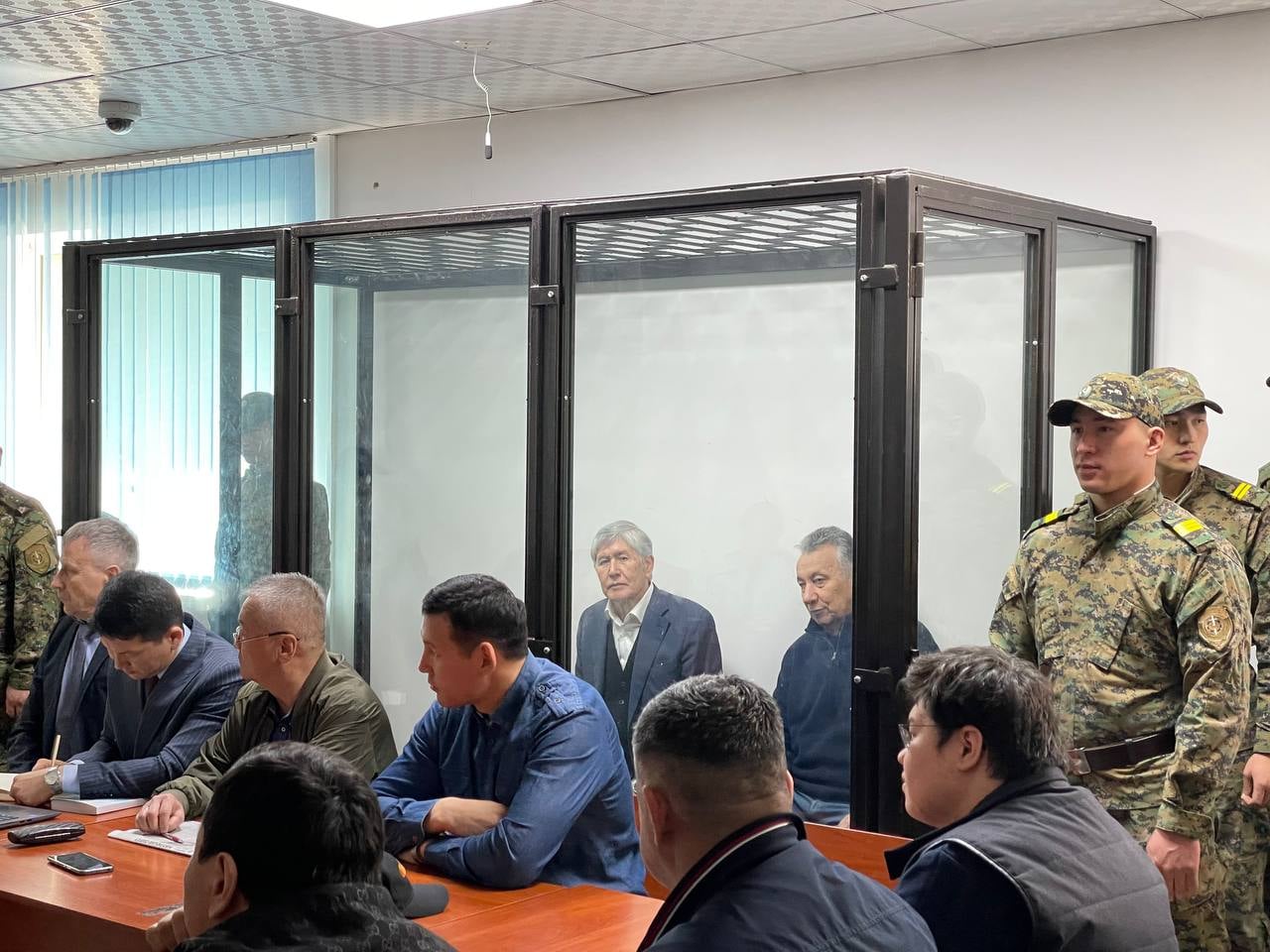 Сот залында экс-президент Алмазбек Атамбаевдин абалы начарлап, Тез жардам чакыртылды