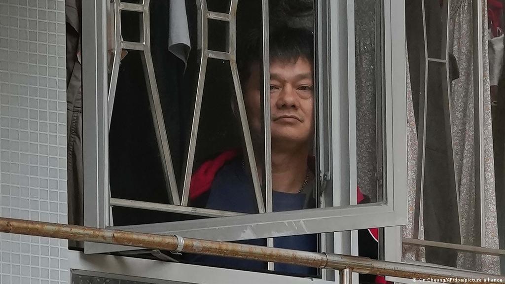 "Тамак, дары-дармектери жок". Шанхайда тургундар 3 аптадан бери үйлөрүнөн чыга элек