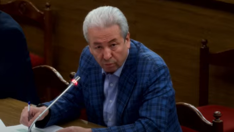 "Чөнтөгүмө эле салып койгула". Адахан Мадумаров тыңшоо болуп жатканын билдирди