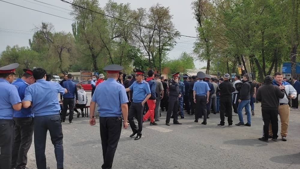 Бишкектин Алма-Ата көчөсүн тосуп, митингге чыккан тургундарга аким келди