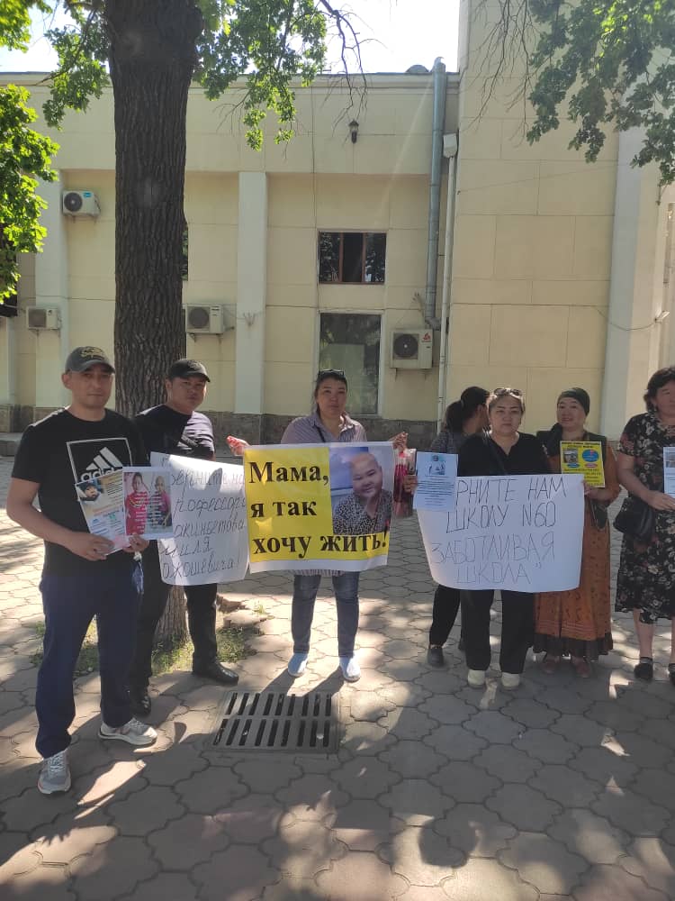 "Апа, менин жашагым келет". Бишкекте балдары онкологиялык оору менен күрөшкөндөр митингге чыгышты (сүрөт)