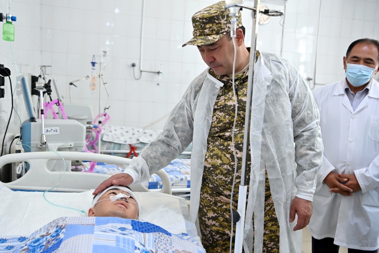 Садыр Жапаров кыргыз-тажик чек арасындагы атышууда жаракат алган чек арачылардан кабар алды