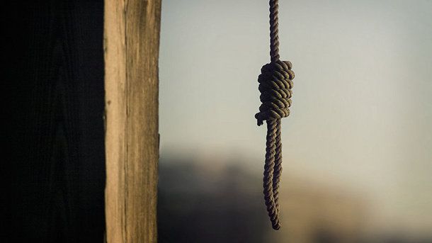 Баткенде 35 жаштагы аял мыкаачылык менен өлтүрүлгөн. Жолдошу асынган абалда табылды