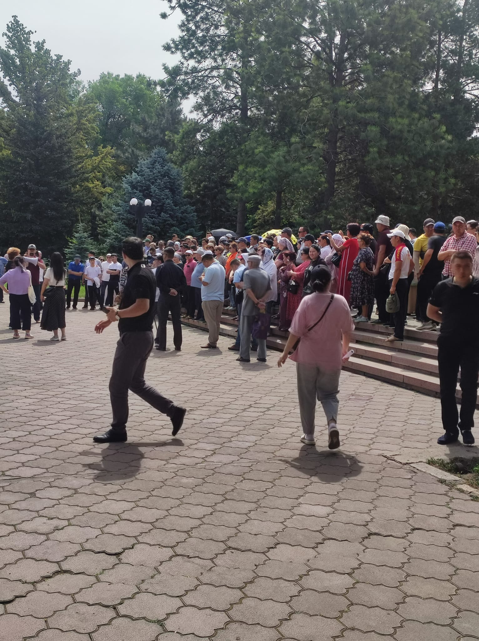 Бишкектеги кассалык аппаратка каршы митинг. Чогулгандар Акылбек Жапаров менен жолугууну талап кылышууда