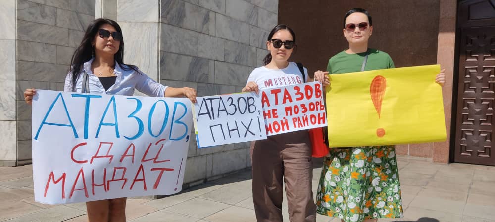 Депутат Атазовдун мандатын тапшырышын талап кылгандар Ак Үйдүн жанында акция өткөрүштү