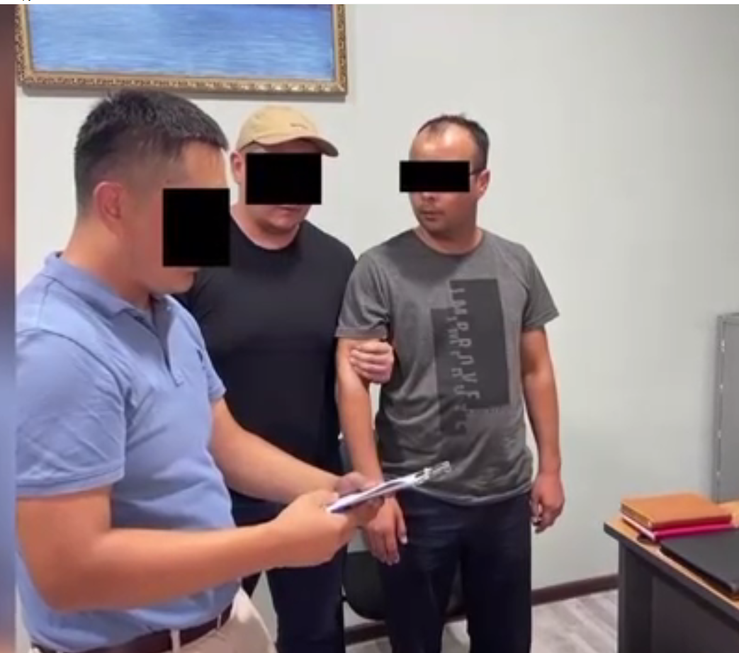 Кочкор-Ата шаарынын дарыгери УКМК кызматкерине пара берүү учурунда кармалды (видео)