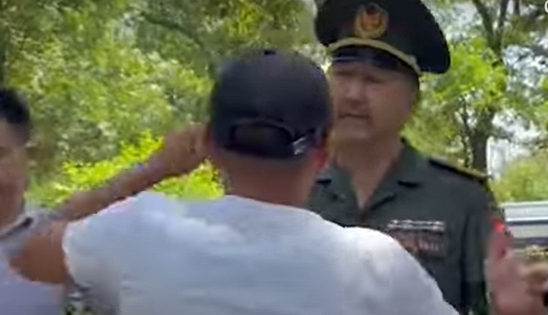 "Инимди кайрып бергиле!" Аскер бөлүктө каза болгон жоокердин агасы министрдин орун басарына ыйлап кайрылды (видео)