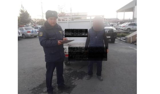 "Дем жетпей жаткан". Ошто апасын унаасынын жүк жүктөөчү бөлүгүнө салган жигит айыпка жыгылды