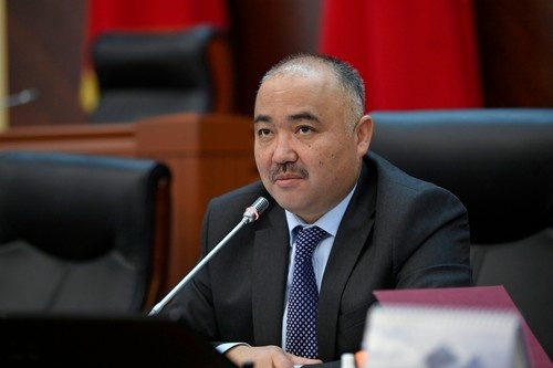 "Бишкек башка өлкөнүн борборундай көрүнөт". Нурланбек Шакиев жарнамаларды кыргызчалоо керектигин айтты