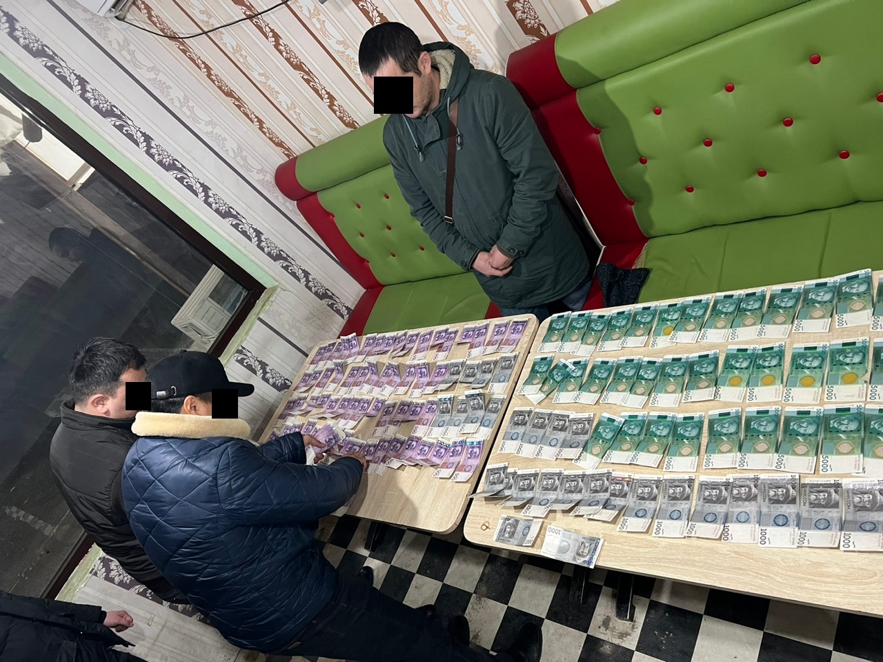 300 миң сом параны кайтарып... Баткен облустук сотунун катчысы кармалды