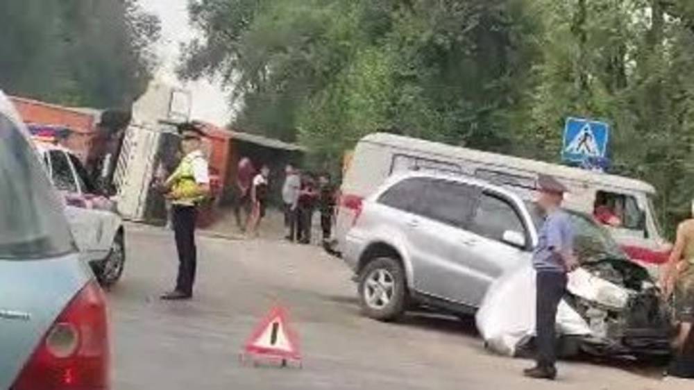 Чүйдө жүк ташуучу унаа оодарылып калган жол кырсык. 2 адам ооруканага кайрылган