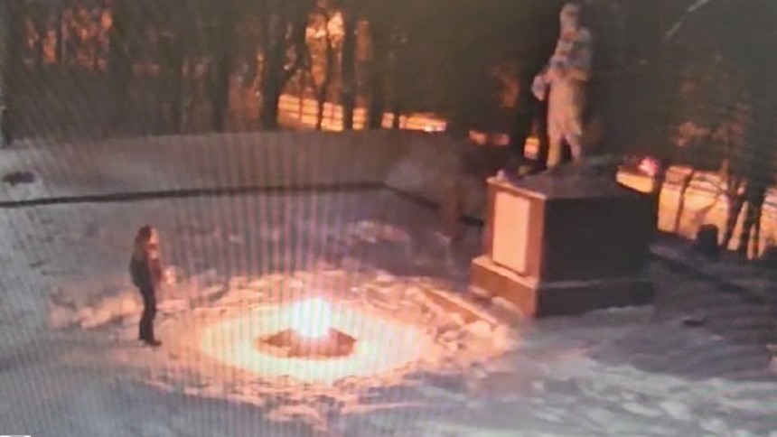 Орусияда мигранттардын балдары "Өчпөс отту" өчүрүшкөн. Эми алар ата-энелери менен чогуу өлкөдөн чыгарылат