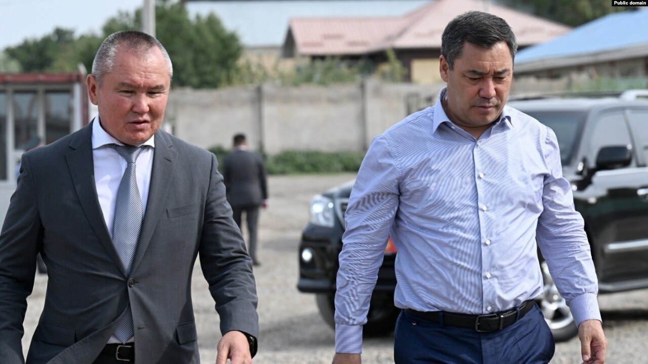 "Чай берип турбайсың". Президент Оштун депутаттарынын мэрге ишенбөөчүлүгү жөнүндө үн катты
