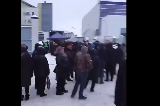 "Баасы 20 сомго жетип, дааналап сатылууда". Орусияда жумуртка тартыш болуп жатат (видео)