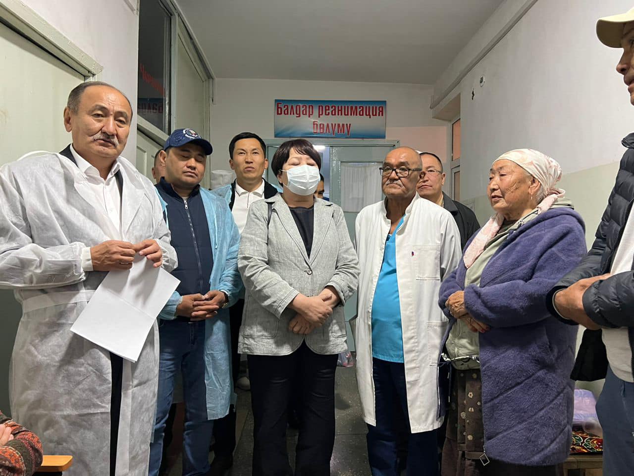 Сузакта манас айтууга чогулган балдарды коюп кеткен Портер. Эки министр ооруканага барды