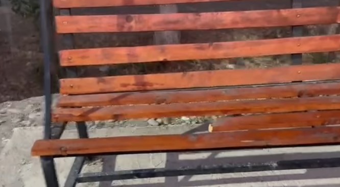"Маданият деген нөл". Жаңы жасалган отургучту сындырып кеткен видео тарады