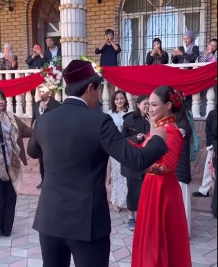 Актриса Айпери Чотонова дунган тою өткөнүн айтып, көпчүлүктү кызыктырган суроого жооп берди