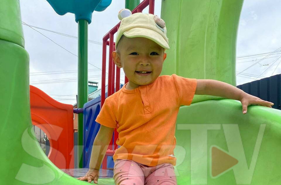 Бишкекте 2 жаштагы кыз ооруканада чарчап калган. Апасы акыйкаттык издеп жатат