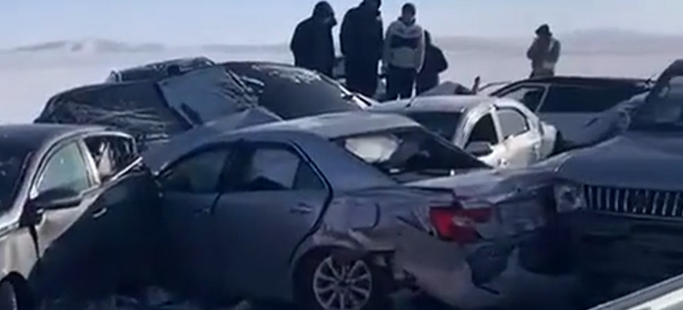 Казакстандагы чоң жолдо 19 унаа сүзүштү (видео)