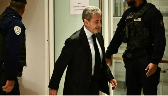 Франциянын мурдагы президенти Николя Саркозиге электрондук браслет тагышты