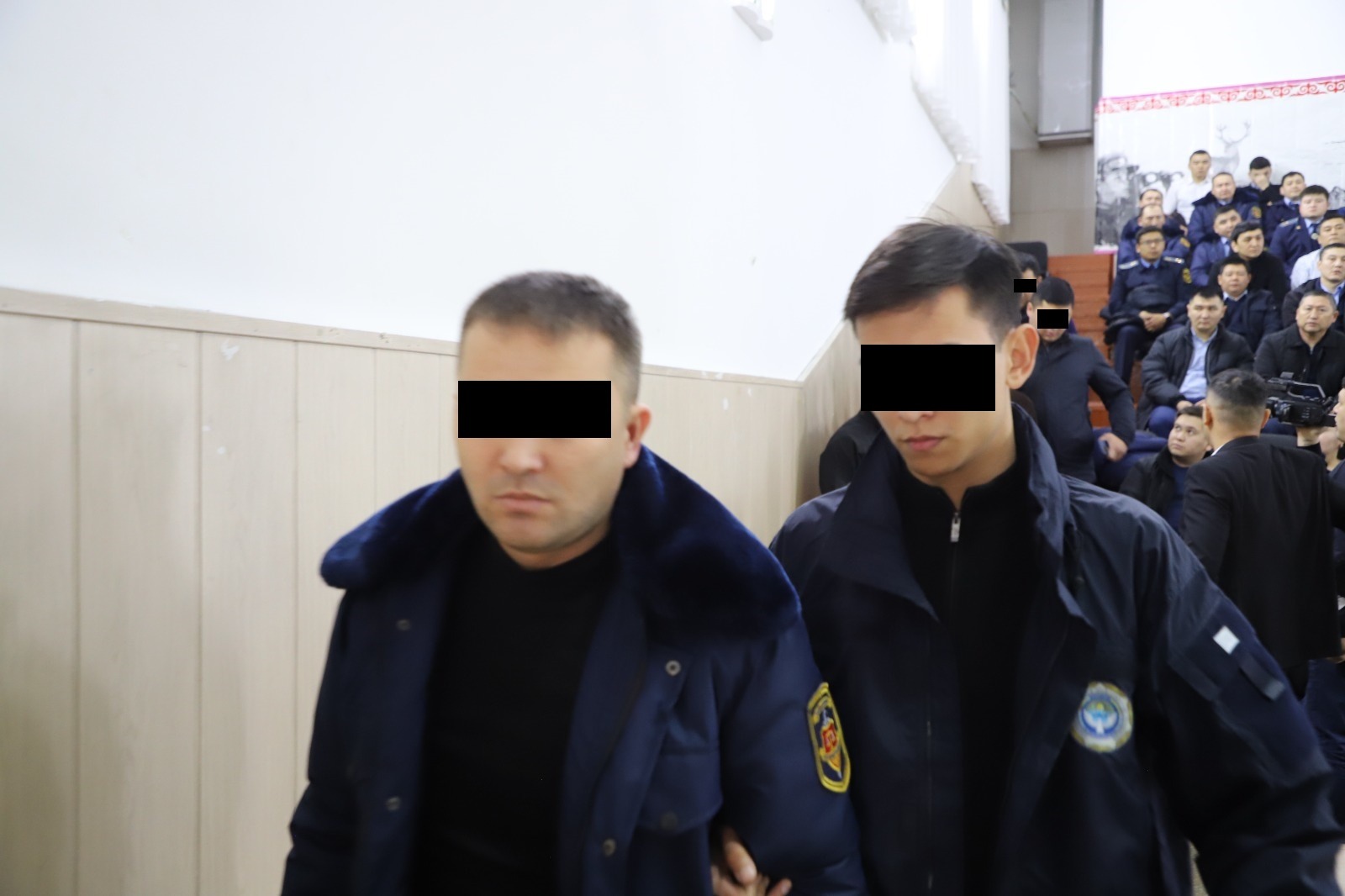Опузалап акча талап кылууга шектелип сот аткаруучулар камалды