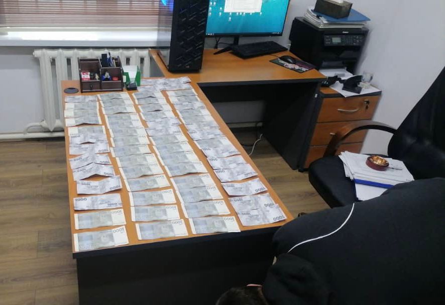 УКМК кызматкерине пара берип жаткан жеринен Алай районунун тургуну кармалды