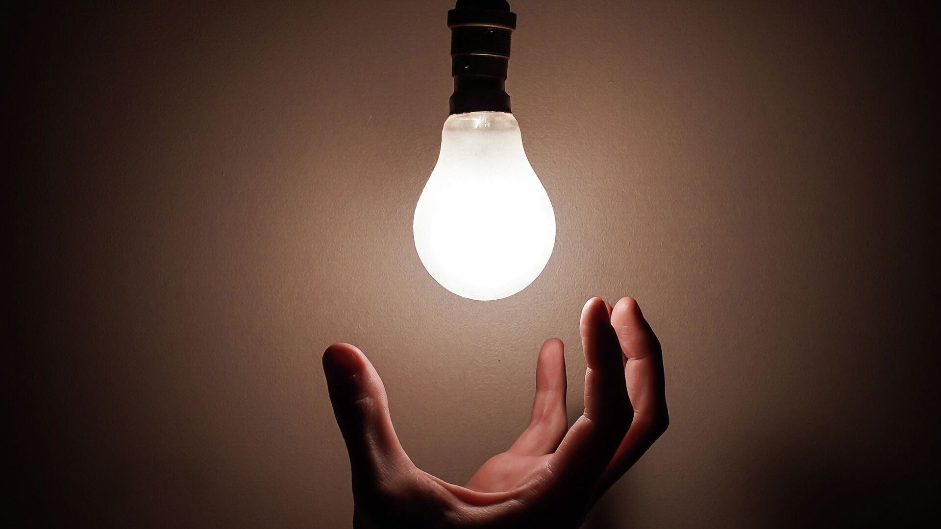 Энергетика министрлиги электр жарыгын үнөмдөөгө чакырды