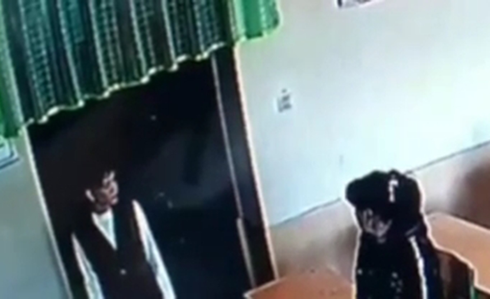 Өзбекстанда окуучунун апасы мугалимди бетке чаап жиберген видео тарады