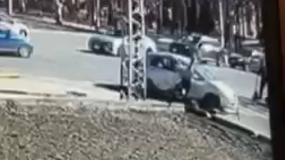 Бишкекте самокат тээп бара жаткан баланы унаа сүзүп кеткен видео тарады
