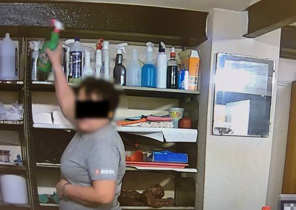 Варшавада аял кесиптешинин чайына дайыма химиялык заттарды аралаштырып жүргөн (видео)