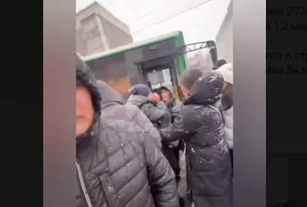"Бишкекте автобус окуучу кызды сүзүп кетти" деген видео жарыяланды