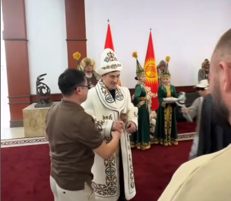 Дмитрий Бивол Кыргызстанга келди (видео)