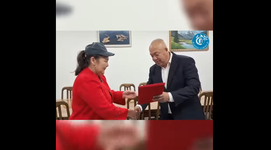 «Ош базардагы» аялдаманы көзөмөлдөгөн келинге Ардак грамота тапшырылды