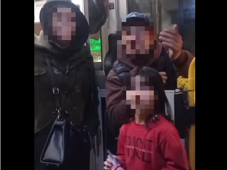 Бишкектеги автобуста кыз жалгыз калып калган (видео)