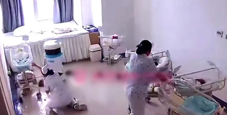 Жер титирөө учурунда ымыркайларды кармаган медайымдар (видео)